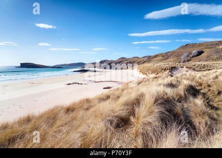 La grande spiaggia sabbiosa sostenuta da dune a Oldshoremore vicino Kinlochbervie iin Sutherland n l'estremo nord-ovest della Scozia Foto Stock