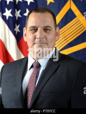 Tony D. DeMartino, vice capo dello staff del Segretario della Difesa, comporta per il suo ritratto ufficiale nell'esercito ritratto studio al Pentagono di Arlington, Virginia, 11 maggio 2017. Foto Stock