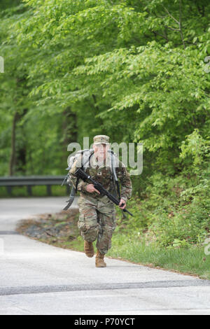 Spc. Johnny lungo, Distacco Hawaii, 782nd Intelligenza militare (MI) Battaglione, 780th mi brigata, partecipa a 12-Mile ruck marzo come parte del 2017 U.S. Army Intelligence & Security Command Regione Nord miglior guerriero di concorrenza a polvere da sparo militare prenotazione, Maryland, 10 maggio. Foto Stock