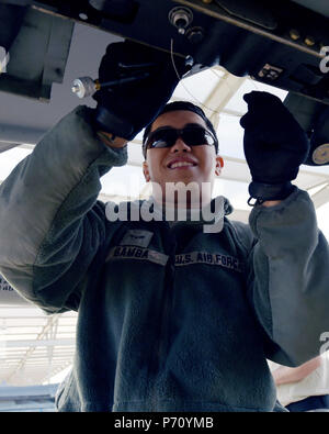 Airman 1. Classe Manuel Bamba, un 149Fighter Wing armi caricatore, Air National Guard, fissa alcuni cablaggio su di un F-16 Fighting Falcon durante Coronet Cactus a Davis-Monthan Air Force Base, Ariz., 9 maggio 2017. Coronet Cactus è un training annuale evento che accetta i membri dell'149Fighter Wing, con sede centrale a base comune San Antonio-Lackland, Texas, a Tucson, Arizona a partecipare a una simulazione di esercizio di distribuzione. (Air National Guard Foto Stock