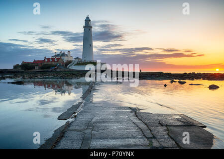 Bellissima alba sopra il faro di St Mary's Island a Whitley Bay sulla costa di Northumberland Foto Stock