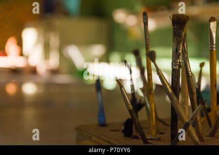Strumenti sul banco di lavoro di scultura in argilla Foto Stock