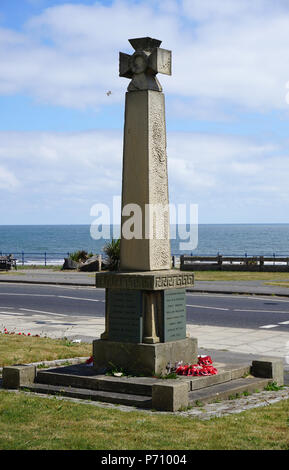 Stone Memoriale di guerra in forma di Victoria Cross Seaton Carew Village Hartlepool Regno Unito Inghilterra Foto Stock