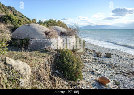 Bunker abbandonati sulla costa vicino a Borsh, Saranda distretto, Albania Foto Stock