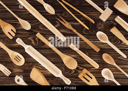 Legno Set di utensili da cucina su un tavolo di legno. Cucchiaio e  forchetta, perno di rotolamento, il martello di cucina, spatola. Vista  dall'alto Foto stock - Alamy