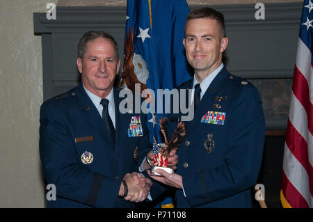 Maxwell AFB, Ala. - US Air Force Capo di stato maggiore generale David L. Goldfein presenta il 2017 Segretario della Air Force Leadership Award per il tenente colonnello George L. Chapman il 10 maggio 2017. Chapman fu il premio SECAF vincitore dalla scuola di Advanced Air e studi spaziali. (US Air Force Foto Stock