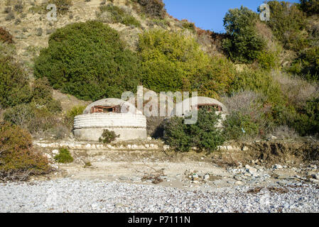 Bunker abbandonati sulla costa vicino a Borsh, Saranda distretto, Albania Foto Stock