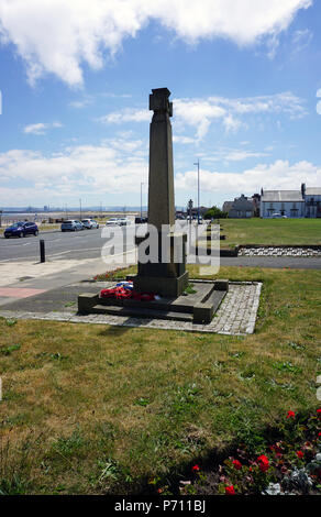 Stone Memoriale di guerra in forma di Victoria Cross Seaton Carew Village Hartlepool Regno Unito Inghilterra Foto Stock