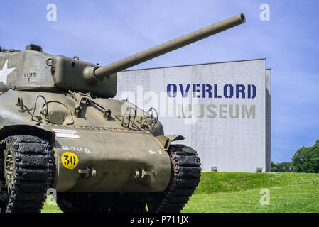 American M4 Sherman serbatoio all'Overlord Museum vicino a la spiaggia di Omaha circa WW2 sbarco alleato durante il D-Day, Colleville-sur-Mer, Normandia, Francia Foto Stock