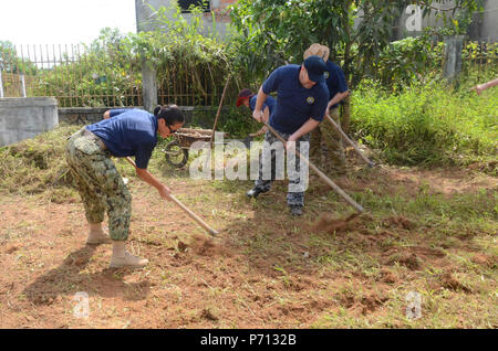 DA NANG, Vietnam (11 maggio 2017) Lt. La Cmdr. Lenaya Rotklein (sinistra) e Royal Australian Navy Lt. La Cmdr. Douglas Falconer per eliminare detriti per il giardinaggio presso il Centro per l'agente Orange vittime 3 ramo Hoà Nhơn Ward durante il partenariato del Pacifico 2017 Da Nang, 11 maggio. Pacific Partnership è il più grande annuale multilaterale di assistenza umanitaria e di soccorso in caso di catastrofe preparazione missione condotta nel Indo-Asia-pacifico e mira a migliorare il coordinamento regionale in settori quali medico predisposizione e preparazione per le catastrofi provocate dall'uomo e naturali. Foto Stock