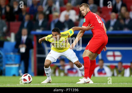 Il colombiano Carlos Bacca (sinistra) e l'Inghilterra del Eric Dier battaglia per la sfera durante la Coppa del Mondo FIFA 2018, round del 16 corrisponde all'Spartak Stadium di Mosca. Foto Stock