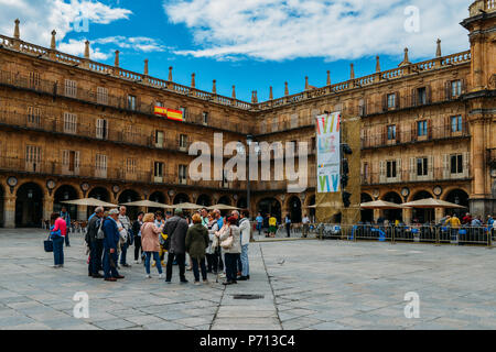 Salamanca, Spagna - 12 Giugno 2018: turisti presso la famosa e storica Plaza Mayor di Salamanca, Castilla y Leon, Spagna - Patrimonio mondiale dell UNESCO Foto Stock