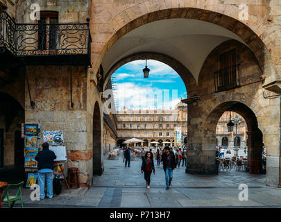 Salamanca, Spagna - 12 Giugno 2018: ingresso ad arco per la famosa e storica Plaza Mayor di Salamanca, Castilla y Leon, Spagna - Patrimonio mondiale UNESCO Foto Stock