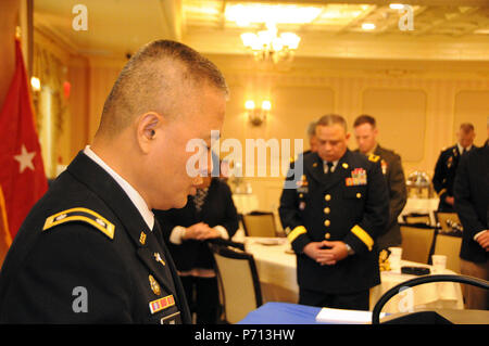 Cappellano (Lt. Col.) sung Kim, vice cappellano del comando per gli Stati Uniti Esercito della riserva 99th supporto regionale comando, dà l invocazione 11 Maggio presso la decima edizione della libertà Award Nominee e Pro Patria Awards Luncheon, ospitato dal New Jersey Comitato di sostegno del datore di lavoro di guardia e di riserva. Supporto del datore di lavoro di guardia e di riserva è un Dipartimento della Difesa programma che sviluppa e promuove il sostegno negli ambienti di lavoro per i membri del servizio in componenti di riserva mediante irradiazione, riconoscimento e le opportunità di formazione che consentono di aumentare la consapevolezza delle leggi applicabili e risolve employme Foto Stock