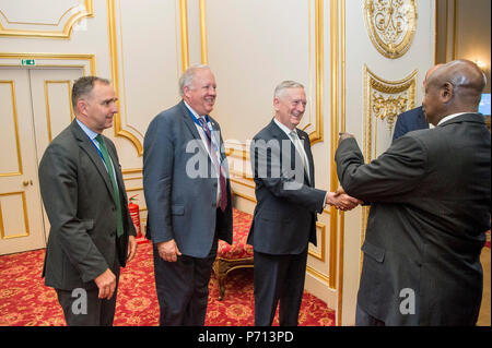 Il Segretario della Difesa Jim Mattis e Thomas Shannon, sottosegretario di Stato per gli affari politici, saluto il Presidente ugandese Yoweri Museveni durante una conferenza internazionale sulla Somalia a Lancaster House di Londra il 11 maggio 2017. (DOD Foto Stock