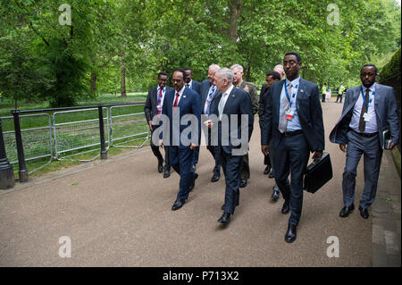 Il Segretario della Difesa Jim Mattis parla con la Somalia il Presidente Mohamed Abdullahi Mohamed durante una conferenza internazionale sulla Somalia a Lancaster House di Londra il 11 maggio 2017. (DOD Foto Stock