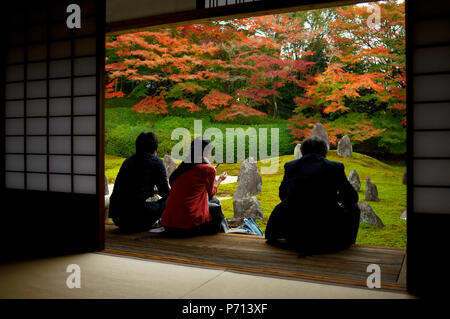 I visitatori in silenzio a guardare il muschio e giardino di roccia, Komyo-in tempio, Kyoto, Giappone, Asia Foto Stock