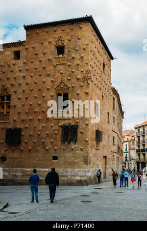 Salamanca, Spagna - 12 Giugno 2018: facciata al cinquecentesco palazzo gotico coperto in simbolici motivi di conchiglie, ora uno spazio espositivo libreria, Salamanca Foto Stock