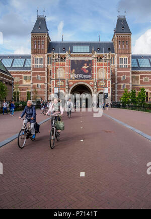 Rijksmuseum presso il Museumplein, Amsterdam, Olanda Settentrionale, Paesi Bassi, Europa Foto Stock