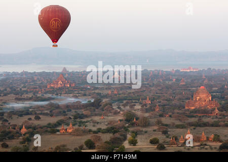 Mongolfiera vola su antichi templi buddisti all'alba, Bagan (pagano), Mandalay Regione, Myanmar (Birmania), Asia Foto Stock