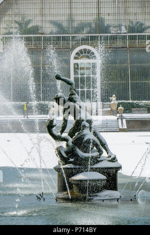 La Casa delle Palme con Hercules e fontana Achelous in inverno, Kew Gardens, Sito Patrimonio Mondiale dell'UNESCO, London, England, Regno Unito, Europa Foto Stock