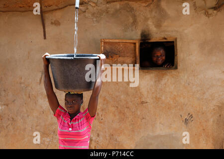 Raccolta di acqua in un Affermazione di Zou provincia village, Benin, Africa occidentale, Africa Foto Stock