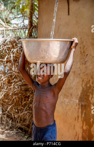 Raccolta di acqua in un Affermazione di Zou provincia village, Benin, Africa occidentale, Africa Foto Stock