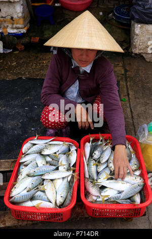 Donna vendita di pesce fresco, mercato mattutino in Duong Dong town, Phu Quoc, Vietnam, Indocina, Asia sud-orientale, Asia Foto Stock