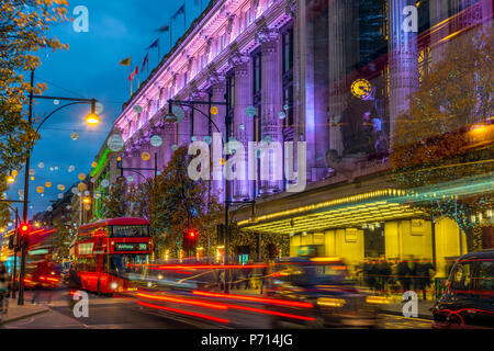 Selfridge's Department Store, le luci di Natale, Oxford Street e al West End di Londra, Inghilterra, Regno Unito, Europa Foto Stock