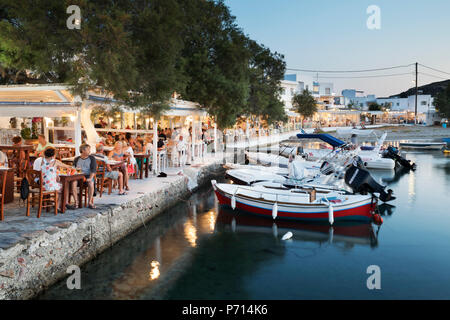 Ristoranti del Porto in serata, Pollonia Milos, Cicladi, il Mare Egeo e le isole greche, Grecia, Europa Foto Stock