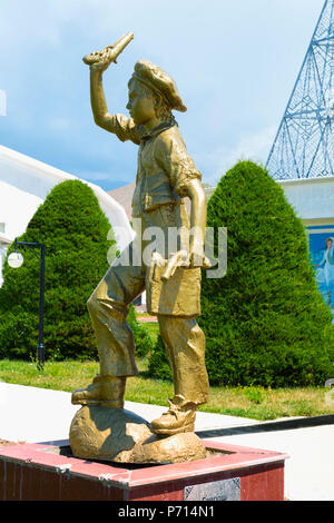 Gavroche statua, Ruh Ordo complesso culturale chiamato dopo lo scrittore del Kirghizistan Chinghiz Aitmatov, Issyk Kul Lago, Cholpon-Ata, Kirghizistan, Asia Centrale, Asia Foto Stock