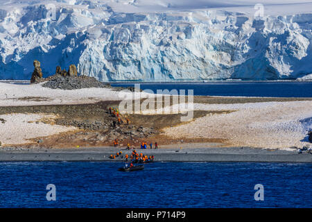 Spedizione turisti lasciano Half Moon Island, isola Livingston ghiacciai blu e il sole di sera, a sud le isole Shetland, Antartide, regioni polari Foto Stock