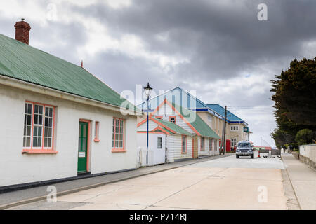 Edifici tradizionali pastello con tetti di ferro, Ufficio Postale, cabine telefoniche, taxi, Central Stanley, Port Stanley nelle isole Falkland, Sud America Foto Stock