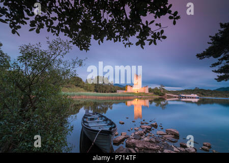 Panoramica del Castello di Ross, Parco Nazionale di Killarney, nella contea di Kerry, Munster, Repubblica di Irlanda, Europa Foto Stock