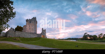 Panoramica del Castello di Ross, Parco Nazionale di Killarney, nella contea di Kerry, Munster, Repubblica di Irlanda, Europa Foto Stock