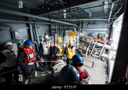 Oceano Pacifico (11 maggio 2017) velisti assegnati al ponte dipartimento dell'assalto anfibio nave USS America (LHA 6) uomo stazione di rifornimento di carburante numero sette durante un rifornimento in mare con la flotta di rifornimento USNS oliatore Henry J. Kaiser (T-AO 187). Più di 1.800 marinai e 2.600 marines assegnato all'America anfibio gruppo pronto (ARG) e il quindicesimo Marine Expeditionary Unit (MEU) stanno attualmente conducendo un composito unità di addestramento Esercizio (COMPTUEX) al largo della costa della California del Sud in preparazione per la ARG della distribuzione entro la fine di quest'anno. L'America ARG è costituito d'America, Foto Stock