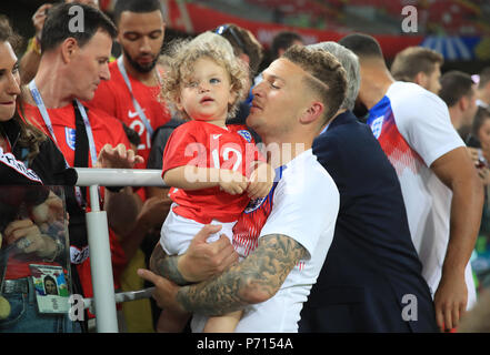 L'Inghilterra del Kieran Trippier celebra con suo figlio dopo il suo lato vincere la sanzione di sparare fuori alla Coppa del Mondo FIFA 2018, round del 16 corrisponde all'Spartak Stadium di Mosca. Foto Stock