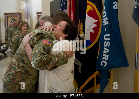 Il Mag. Gen. David Conboy abbracci la sig.ra Judith Engle durante una rinuncia del comando cerimonia per il Mag. Jeffrey Engle. Il Mag. Engle, che ha assunto il comando il 4 marzo, 2016, rinuncia al suo posto come la società commander per HHC, FORSCOM-USARC, nel corso di una cerimonia svoltasi presso la FORSCOM-USARC sede, Fort Bragg N.C. Foto Stock