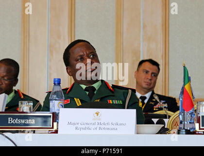 Il Mag. Gen Molefi Seikano, esercito del Botswana forze di terra commander assiste una discussione plenaria sessione durante la terra africana al vertice delle forze, a Lilongwe, Malawi, 11 maggio 2017. ALFS è un annuale, giro seminario riunire forze terrestri capi di tutta l Africa per il dialogo sincero per discutere e sviluppare soluzioni cooperative a livello regionale e transregionale sfide e minacce. Foto Stock