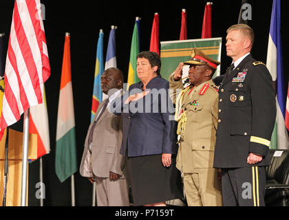 Da sinistra a destra: Vincent Ghambi, Vice Ministro della difesa per il Malawi, Virginia Palmer, ambasciatore americano per il Malawi, Gen. Griffin "cucchiaio" Phiri, Malawi Defence Force capo del personale e il Mag. Gen. Joseph Harrington, comandante della U.S. Army Africa, stand per il Malawi inno nazionale la cerimonia di chiusura di terra africana al vertice delle forze 2017, a Lilongwe, Malawi, 11 maggio 2017. ALFS è un annuale, giro seminario riunire forze terrestri capi di tutta l Africa per il dialogo sincero per discutere e sviluppare soluzioni cooperative a livello regionale e transregionale sfide e minacce. Foto Stock