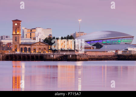 Queen's Dock, la vecchia pompa House, Clydeside Distillery e Hydro, al tramonto, Glasgow, Scotland, Regno Unito, Europa Foto Stock