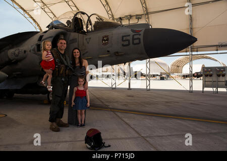 Stati Uniti Marine Corps Capt. Braden Cummins, un AV-8B Harrier II pilota assegnato al Marine squadrone di attacco 311 (VMA-311), ritorna al Marine Corps Air Station Yuma, Ariz., dopo una distribuzione con xi Marine Expeditionary Unit Giovedì 11 Maggio, 2017. Xi MEU avviato a metà ottobre 2016 a bordo del Makin Island anfibio gruppo pronto, addestrati a fianco delle forze armate da nazioni straniere e le operazioni supportate in tutto il Pacifico Occidentale, Medio Oriente e Corno d Africa. Foto Stock