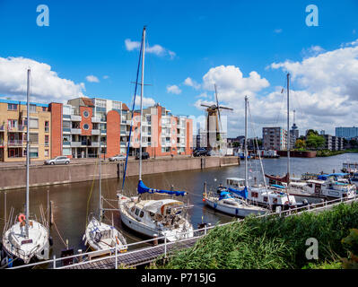 Middenkous porta e il mulino a vento in Delfshaven, Rotterdam South Holland, Paesi Bassi, Europa Foto Stock