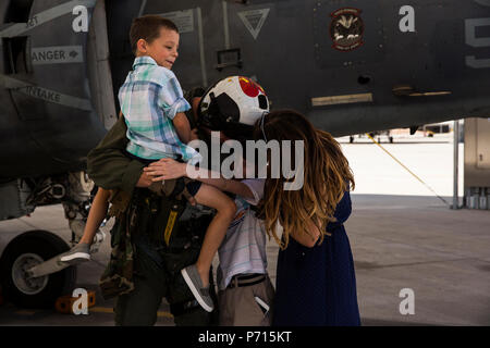 Stati Uniti Marine Corps AV-8B Harrier II piloti assegnato al Marine squadrone di attacco 311 (VMA-311) ritorno al Marine Corps Air Station Yuma, Ariz., dopo la loro implementazione con l'undicesimo Marine Expeditionary Unit Giovedì 11 Maggio, 2017. Xi MEU avviato a metà ottobre 2016 a bordo del Makin Island anfibio gruppo pronto, addestrati a fianco delle forze armate da nazioni straniere e le operazioni supportate in tutto il Pacifico Occidentale, Medio Oriente e Corno d Africa. Foto Stock