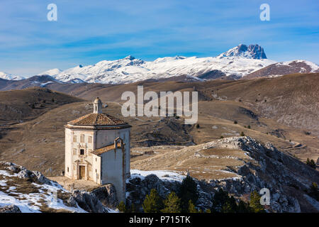 Santa Maria della Pietà chiesa e del Corno Grande in inverno, del Gran Sasso e Monti della Laga Parco Nazionale d'Abruzzo, Italia, Europa Foto Stock