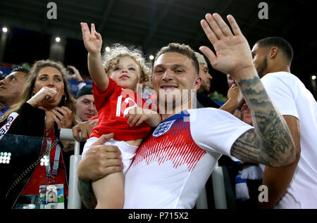 L'Inghilterra del Kieran Trippier celebra con suo figlio dopo aver vinto la Coppa del Mondo FIFA 2018, round del 16 corrisponde all'Spartak Stadium di Mosca. Foto Stock