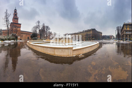 Vista panoramica del Castello Sforzesco e Piazza Castello, Milano, Lombardia, Italia settentrionale, Italia, Europa Foto Stock