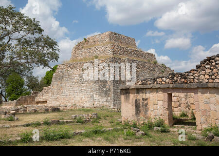 Rovine maya, struttura CA-4, Oxkintok zona archeologica, 300 a 1050 Annuncio, Yucatan, Messico, America del Nord Foto Stock