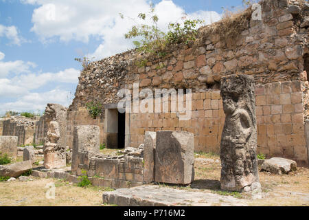 Rovine Maya, il palazzo con statue, Oxkintok zona archeologica, 300 a 1050 Annuncio, Yucatan, Messico, America del Nord Foto Stock