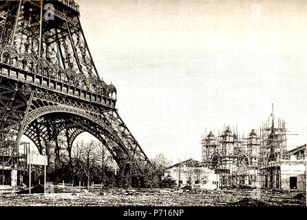 Français : La Tour Eiffel avec cheminée, pilier sud et palais Bolivien en costruzione pour l'Exposition Universelle de Paris de 1889, Champ-de-Mars, Parigi. 1889 175 Palais Bolivien et Tour Eiffel Foto Stock